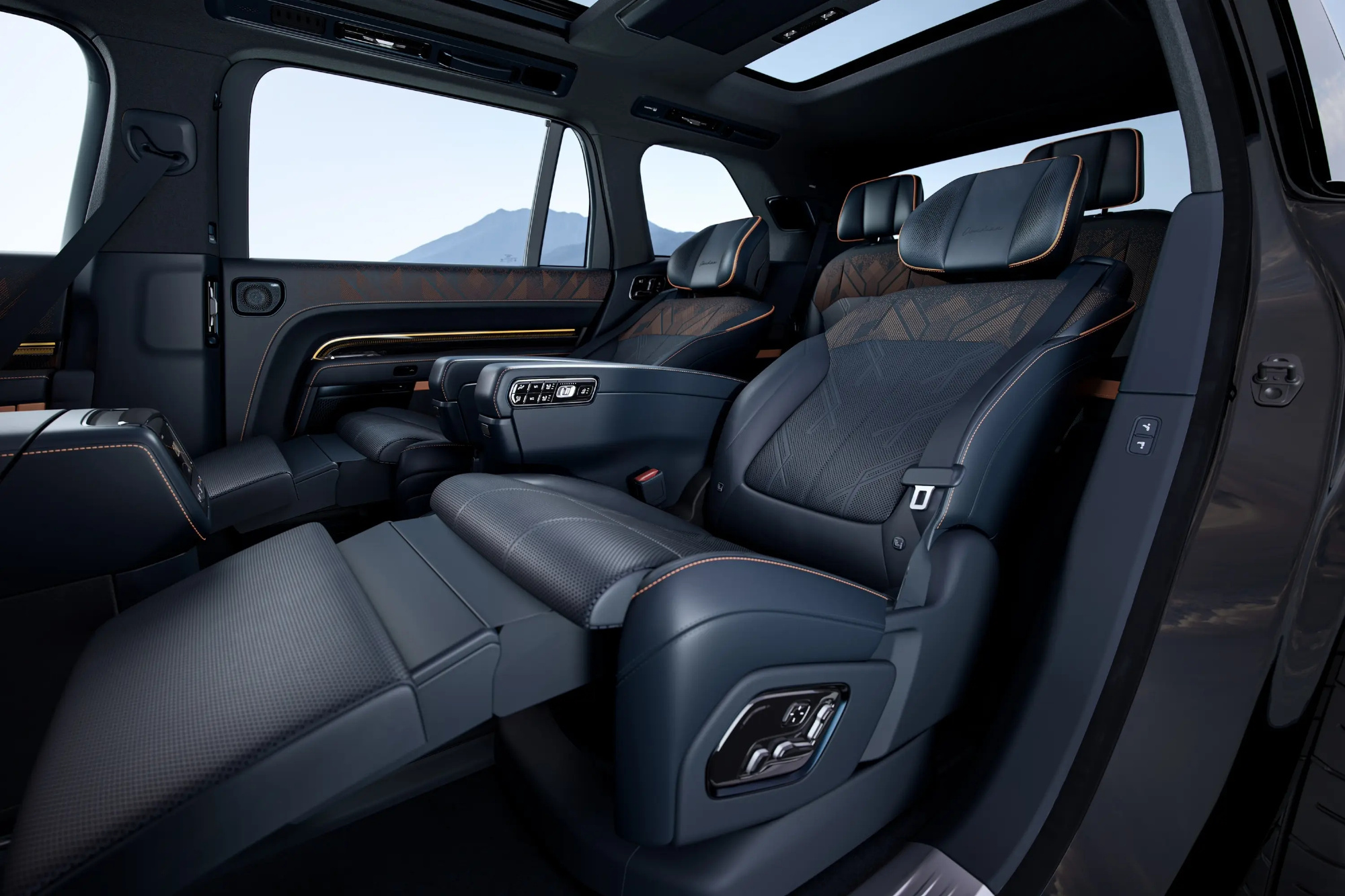 开极氪9X体验了阵子，是真的懂它为啥圈粉✨三排空间都敞亮，第三排成年人坐也完全不