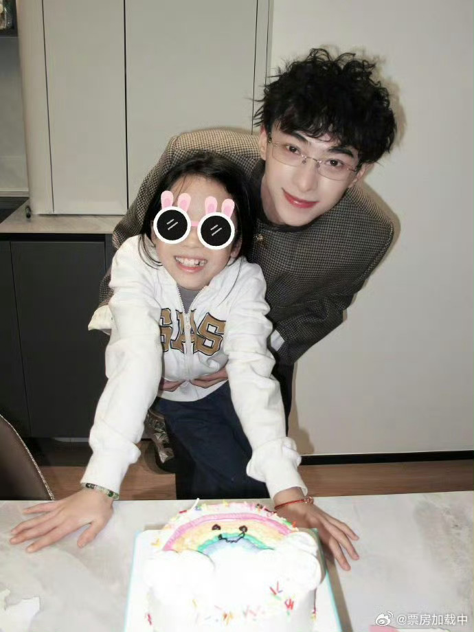 伊能静到底还有恩利多少好东西伊能静晒恩利每个时期的背影原来妈妈一直都在默默记录！