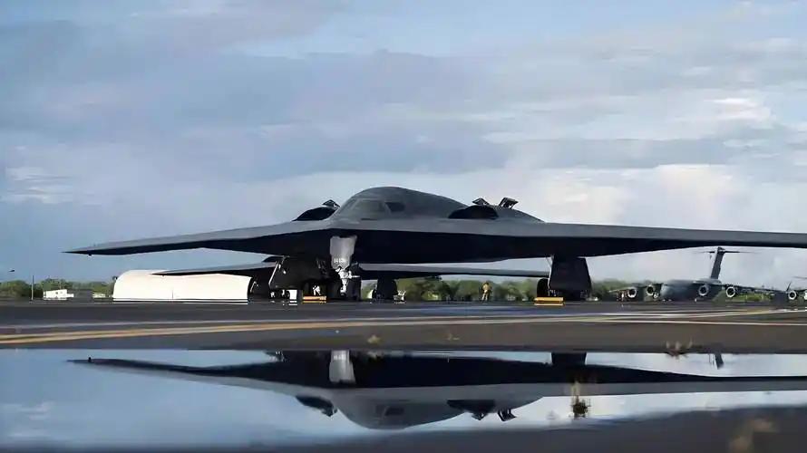 外媒曾宣称：B-21可自由进出中国，并随意轰炸，中国根本拦不住！
 
而就在前阵