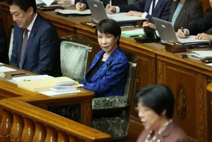 面对日本右翼的持续挑衅，很多人都在纠结如何用强硬手段予以反击，却忽略了一个关键：