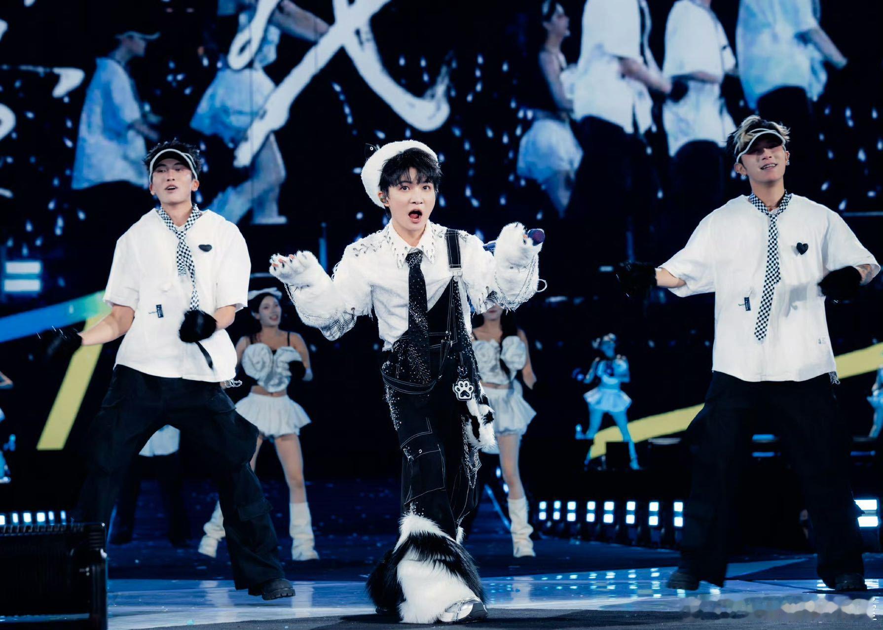 周深演唱会周深紧张成土拨鼠 香港街头满是周深跨年演唱会的氛围，粉丝打卡维港可可嫑