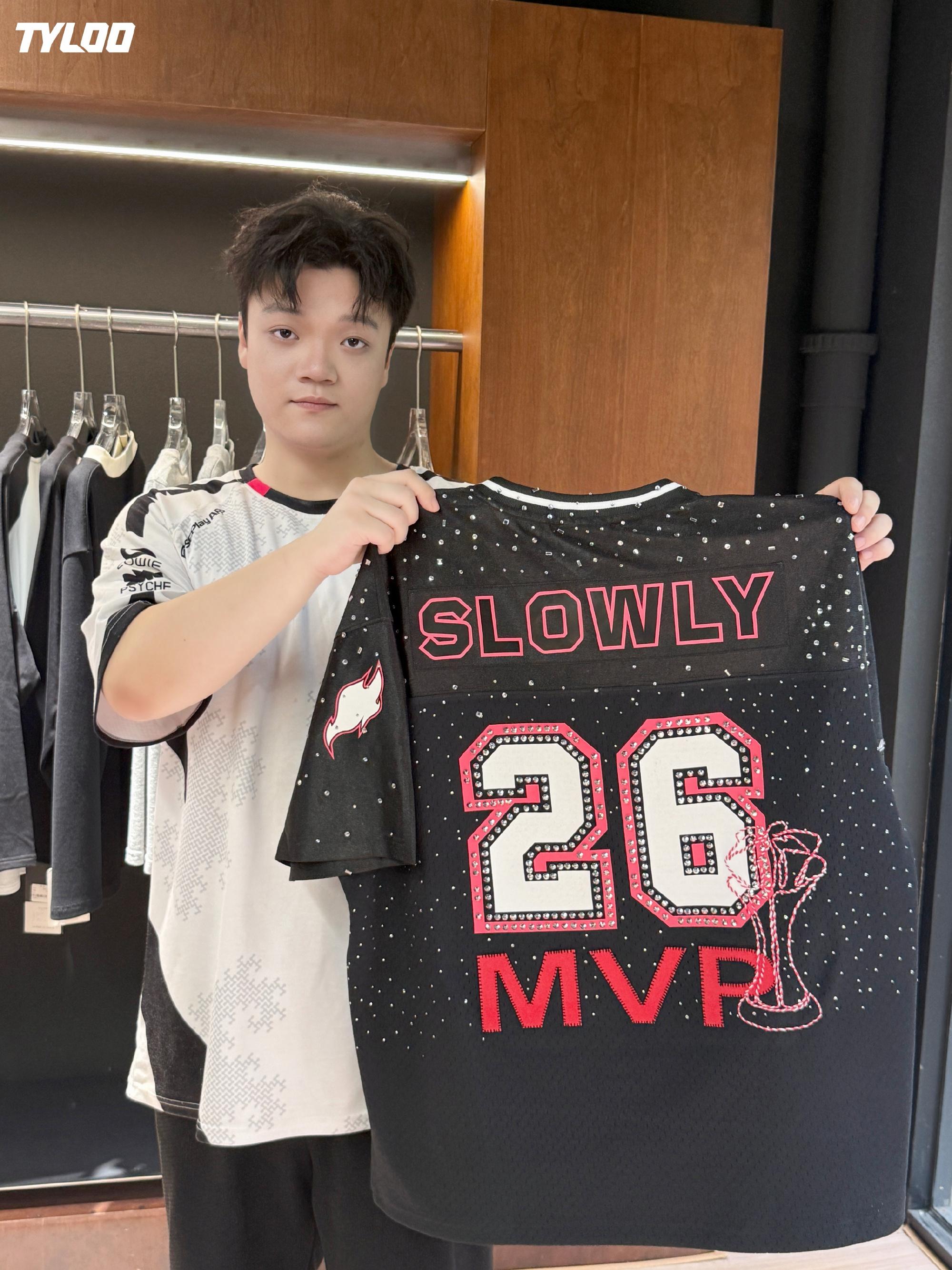 slowly赛季最佳选手拍摄返图：战袍已经好好收藏起来啦