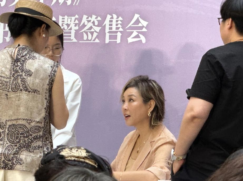 7月6日，李静在深圳京基百纳举办个人新书发布会，无修图下真实颜值挺能打的，皮肤状