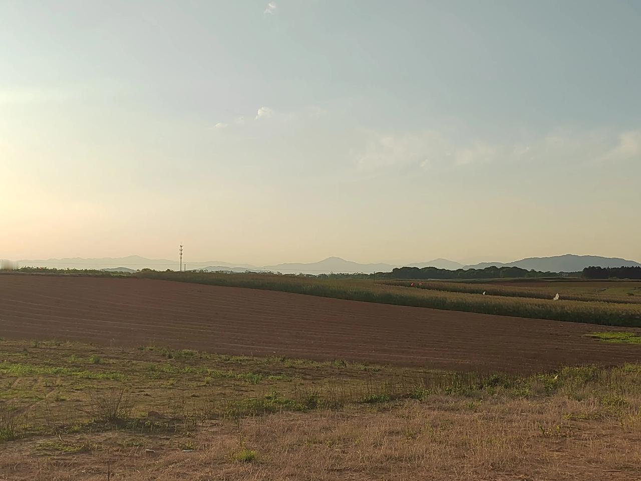 高奉边境一带绵延不绝的群山

如今在城区中央上班，出个城远不如之前方便。下班后，
