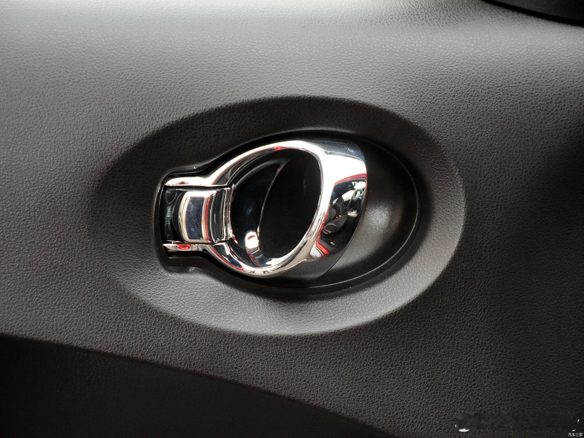 那天帮朋友看车，简单试了一下英菲尼迪ESQ，1.6T的，在那以前我想象过好多次这