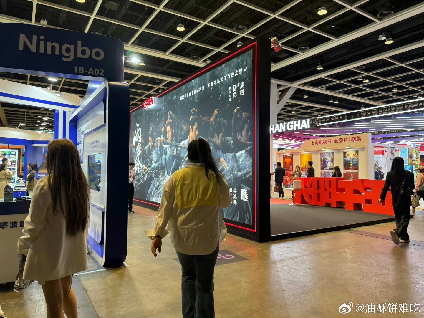 正午还真是物尽其用，同一块牌子两部剧，一正一反…… 