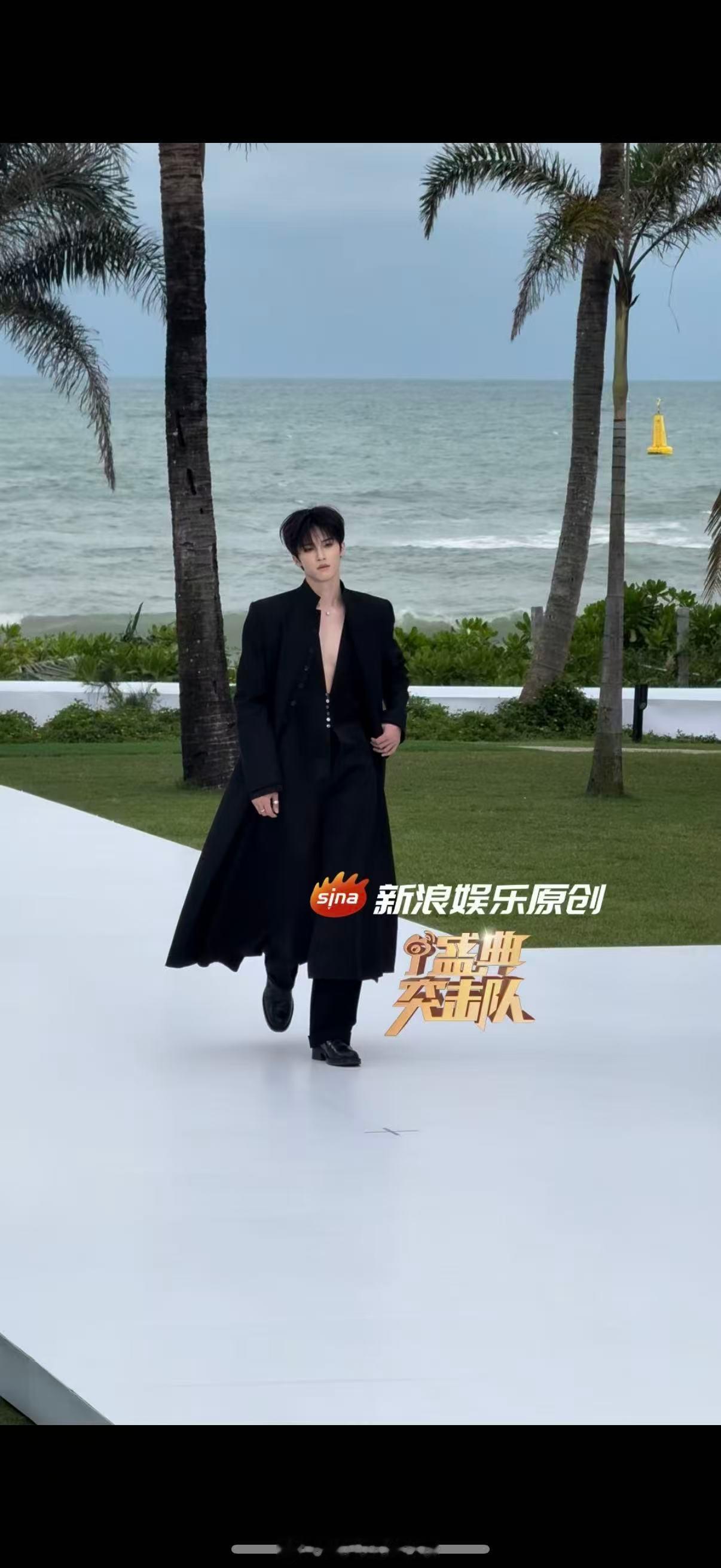 闫桉扣子开到肚子上闫桉这V太深了 这位帅哥？？[流鼻血][流鼻血][流鼻血][流