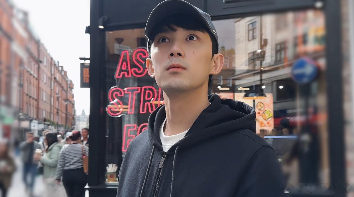 吴磊又把车骑到了伦敦 这么有趣的男孩子谁能不爱呢。 ​​​