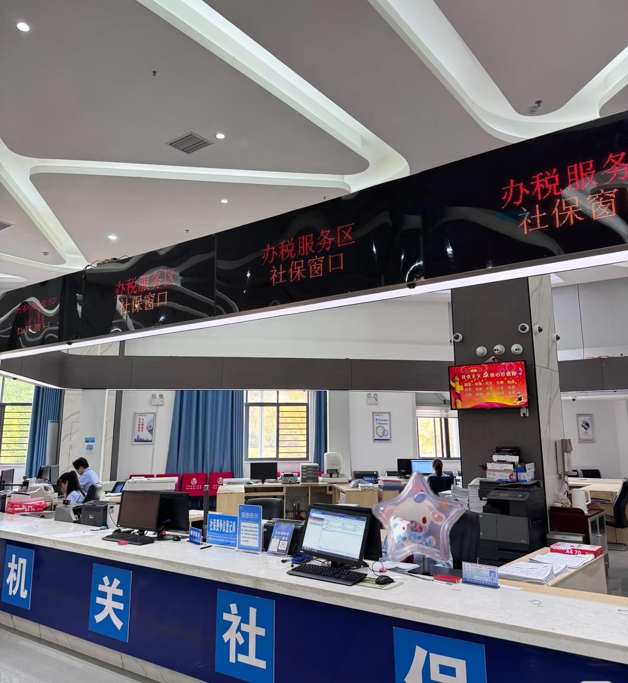 35岁后买社保，真的选错了？
前几天跟表姐聊天，她在社保局干了11年，聊到“35