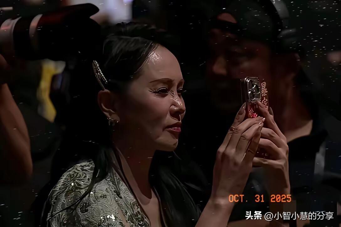 58岁的伊能静看起来苍老了好多，没有开美颜和滤镜，跟平常的五六十岁大妈没有多大区