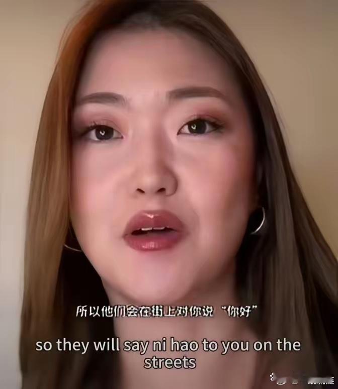 在巴黎街头，一声“你好”，让华裔女子产生了莫大的应激反应，愤怒的回应：“我是加拿