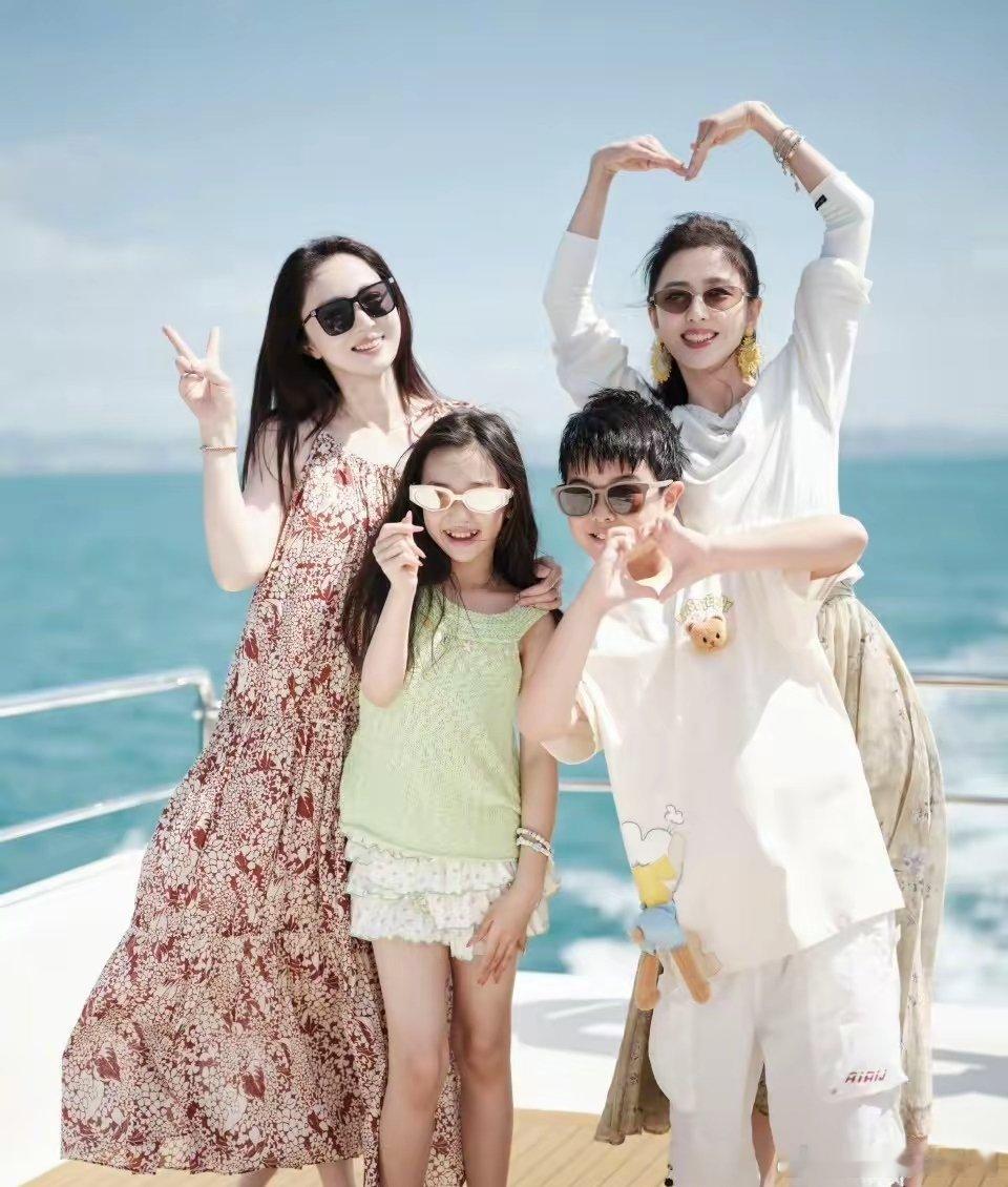 我真的特别羡慕！佟丽娅和董璇是什么神仙关系呀我猜她们肯定是很好的闺蜜，虽然都是独