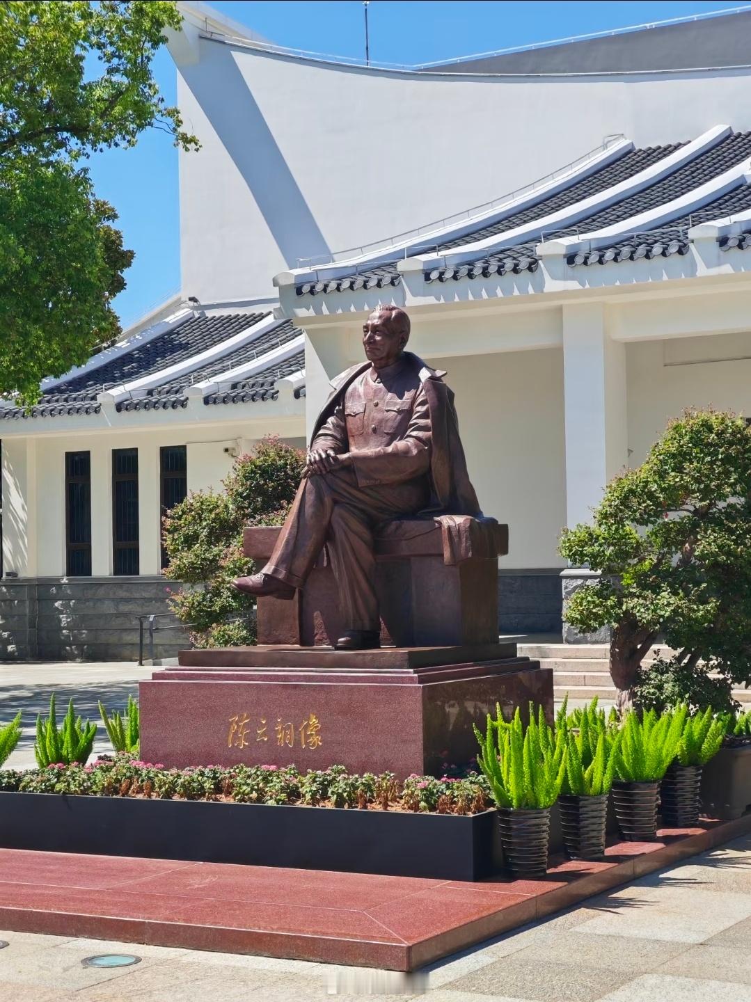 陈云是领导集体里面非常低调务实的人，基本上在市面上找到他的资料比较少，除非去看文