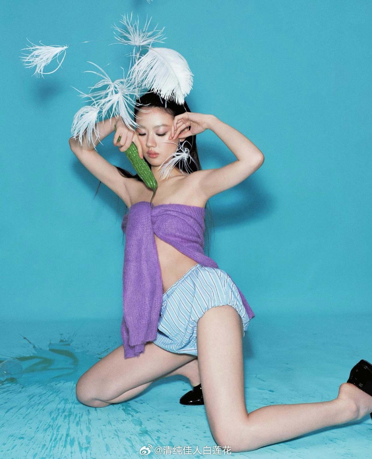 单依纯真大胆，直接用毛衣的袖子绑成抹胸来穿，裤子像小娃娃穿的拉拉裤。 