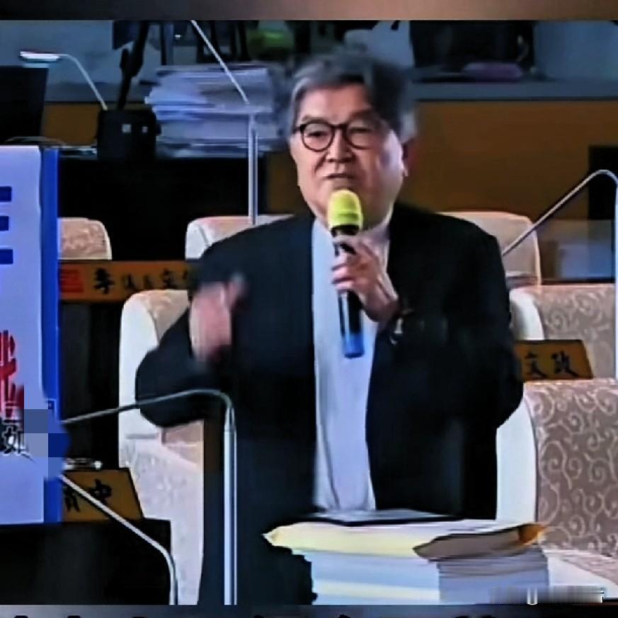 台中市的吕中议员，大声呼吁台湾民众千万不要当了美国炮灰，要保持头脑清醒。他说：1