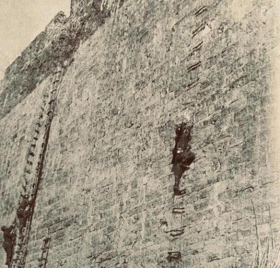 南京保卫战，唐生智认为南京高大的城墙，可以阻挡日军爬上来，就是炮轰也不怕。但是，