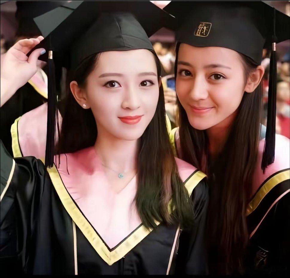 迪丽热巴六一童趣造型来袭毕业于上海戏剧学院的迪丽热巴送上六一祝福喽      上