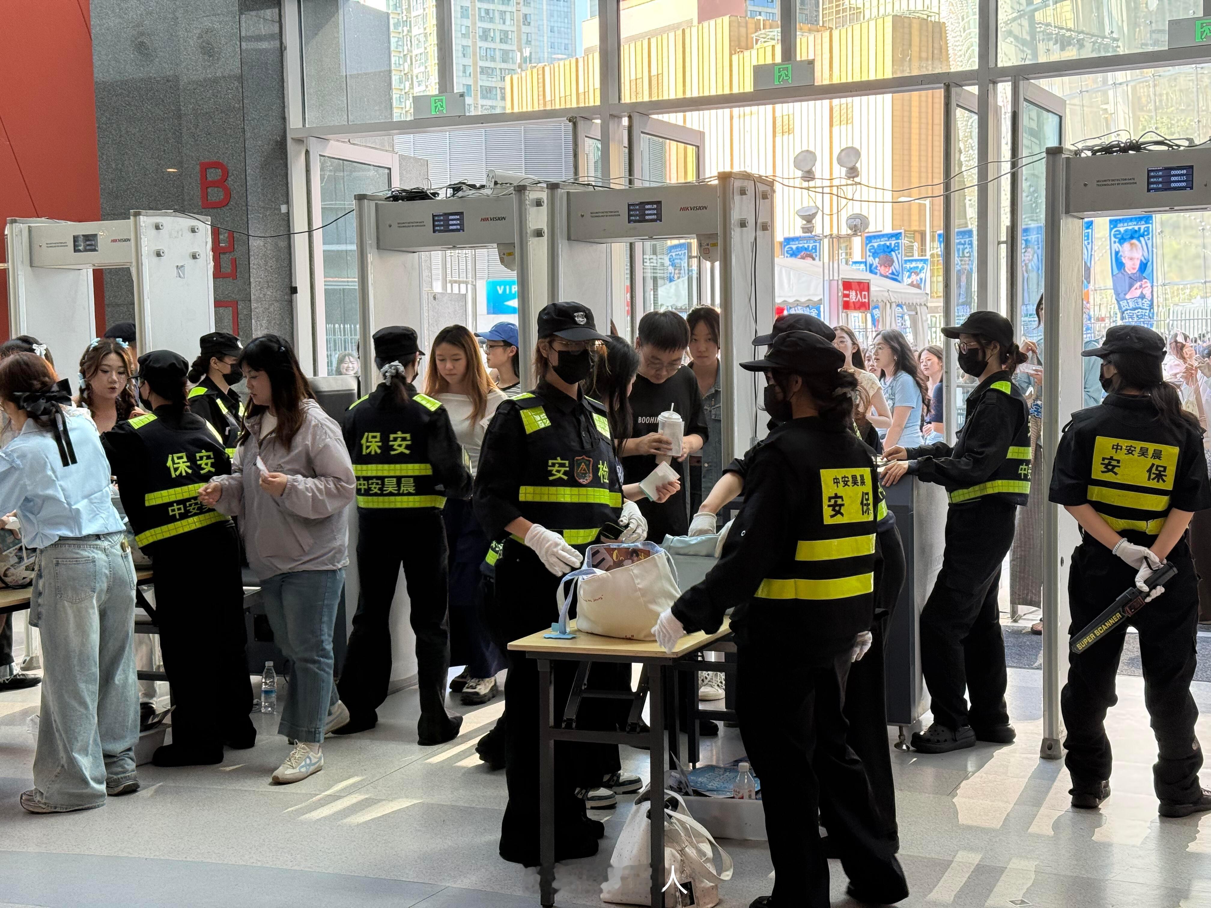 王安宇见面会全女安检人员 王安宇怎么能贴心成这样全女安检人员的含金量懂自懂！厕所