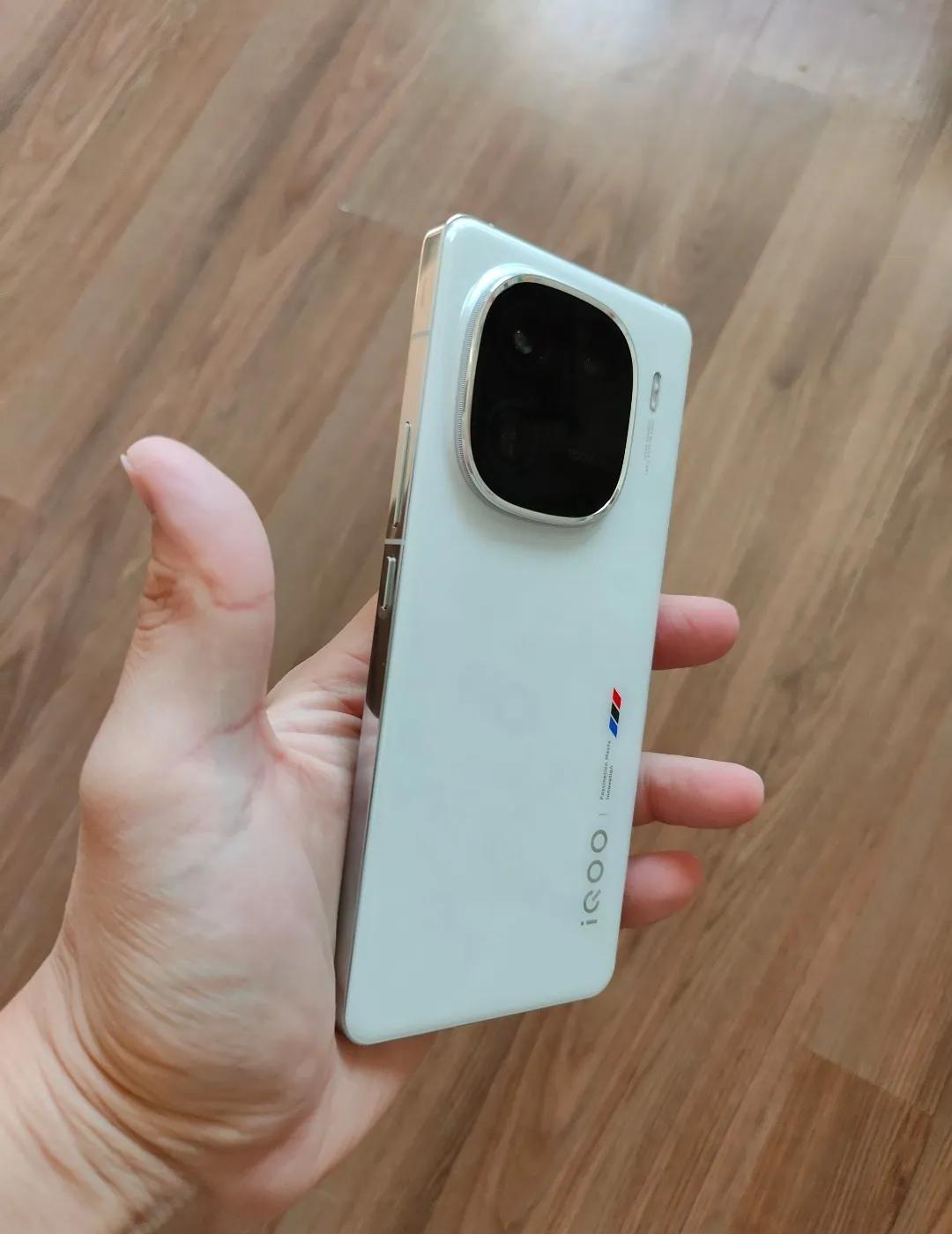 建议大家买手机的时候，去线下体验一会真机，那可比什么评测，跑分，宣传强多了，他们