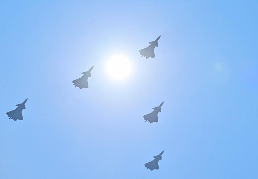 九三阅兵再也见不到歼10主战梯队，当年国产王牌战机为何主动让位？不少守着电视机看
