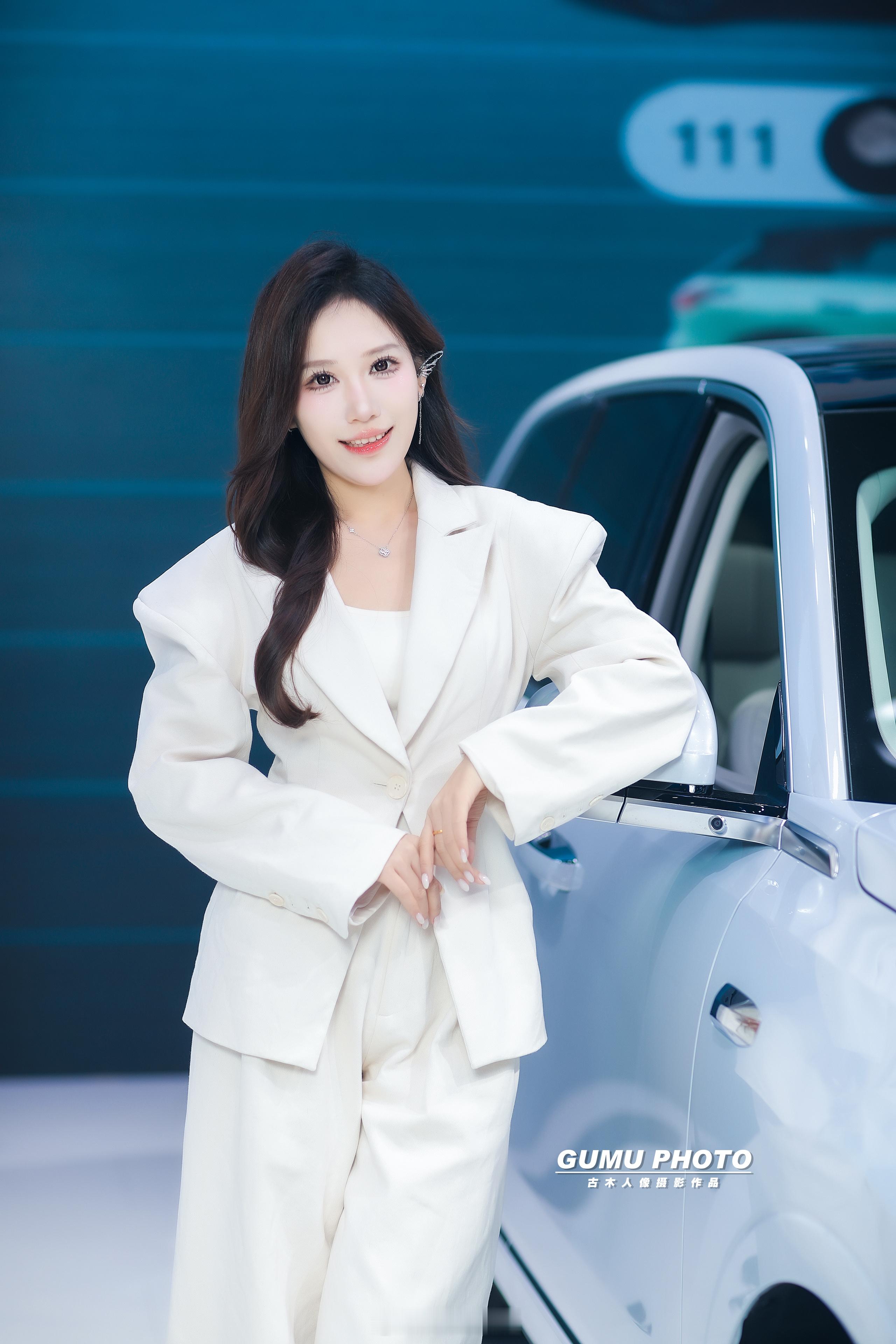 2025贵阳汽车文化节吉利展台模特小姐姐。2025贵阳汽车文化节第十五届贵阳汽车