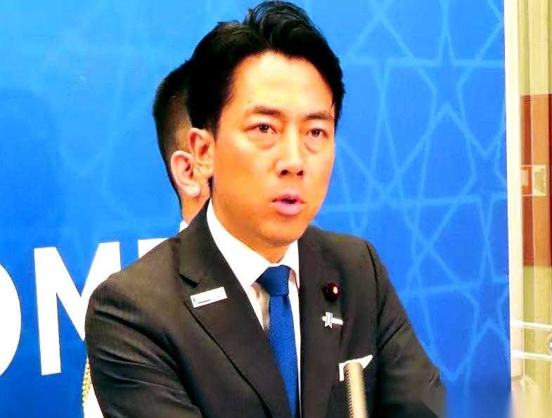 他家的防卫大臣，本该在国会里老老实实待着，解释上万亿的军费预算都花哪儿了。
结果