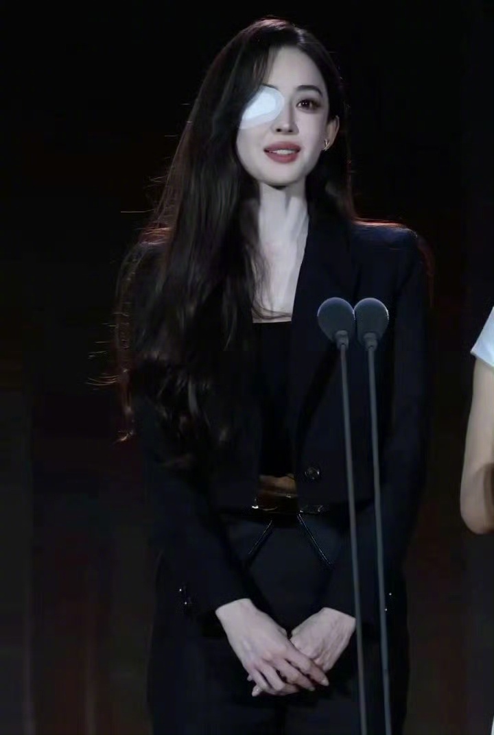 娜扎右眼贴纱布天呐看到好心疼，希望娜扎没事，一定要好好休息啊💕娜扎