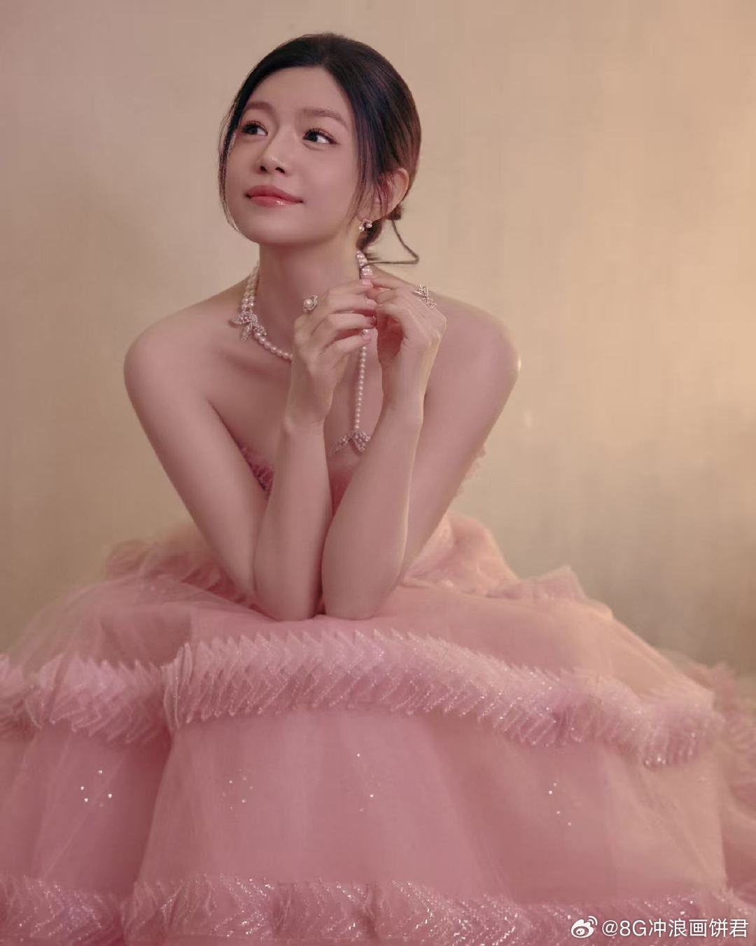 被的2025微博之夜 造型惊艳到了！粉雾抹胸裙如春日樱花绽放，层叠设计增添灵动仙