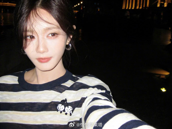 李一桐分享了一组废片闪光灯一打，废片变大片。李一桐口中的“废片”分明是别人精修都