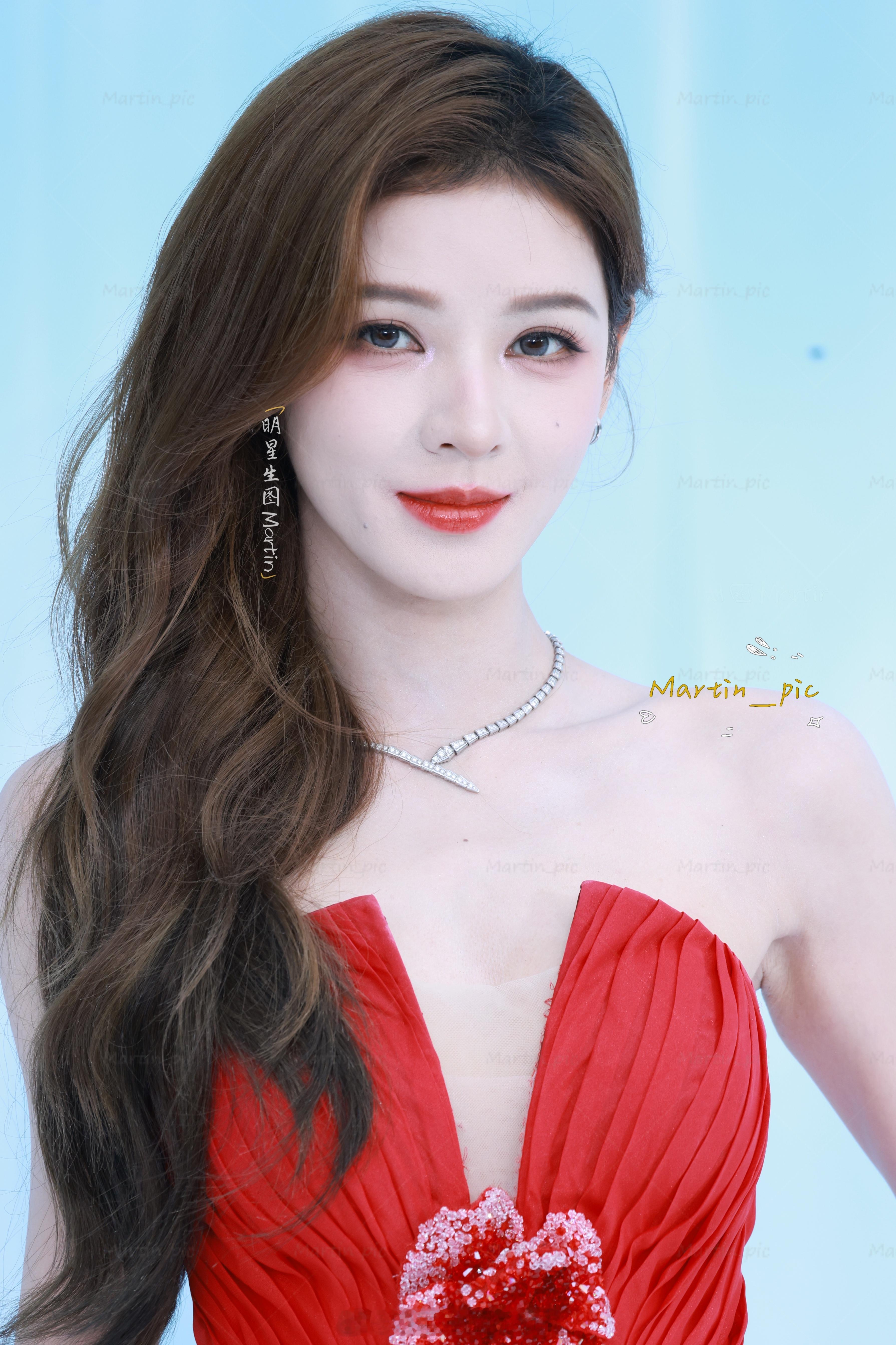 张予曦[超话] 张予曦Elle红毯生图红色系阿瓜真的太明艳动人了[羞嗒嗒][羞嗒