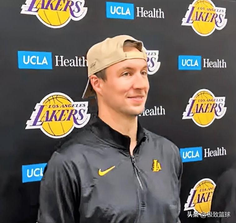 湖人新援肯纳德调侃主帅雷迪克！
 
今日，肯纳德在球队训练结束后，接受了媒体的简