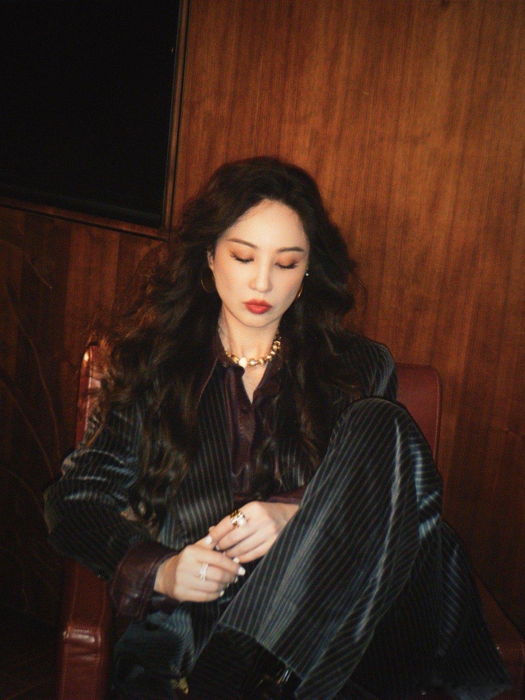 郑希怡 穿这么漂亮搞抽象颜值与搞笑并存！郑希怡大湾区音乐会大波浪西装潇洒夺目，舞