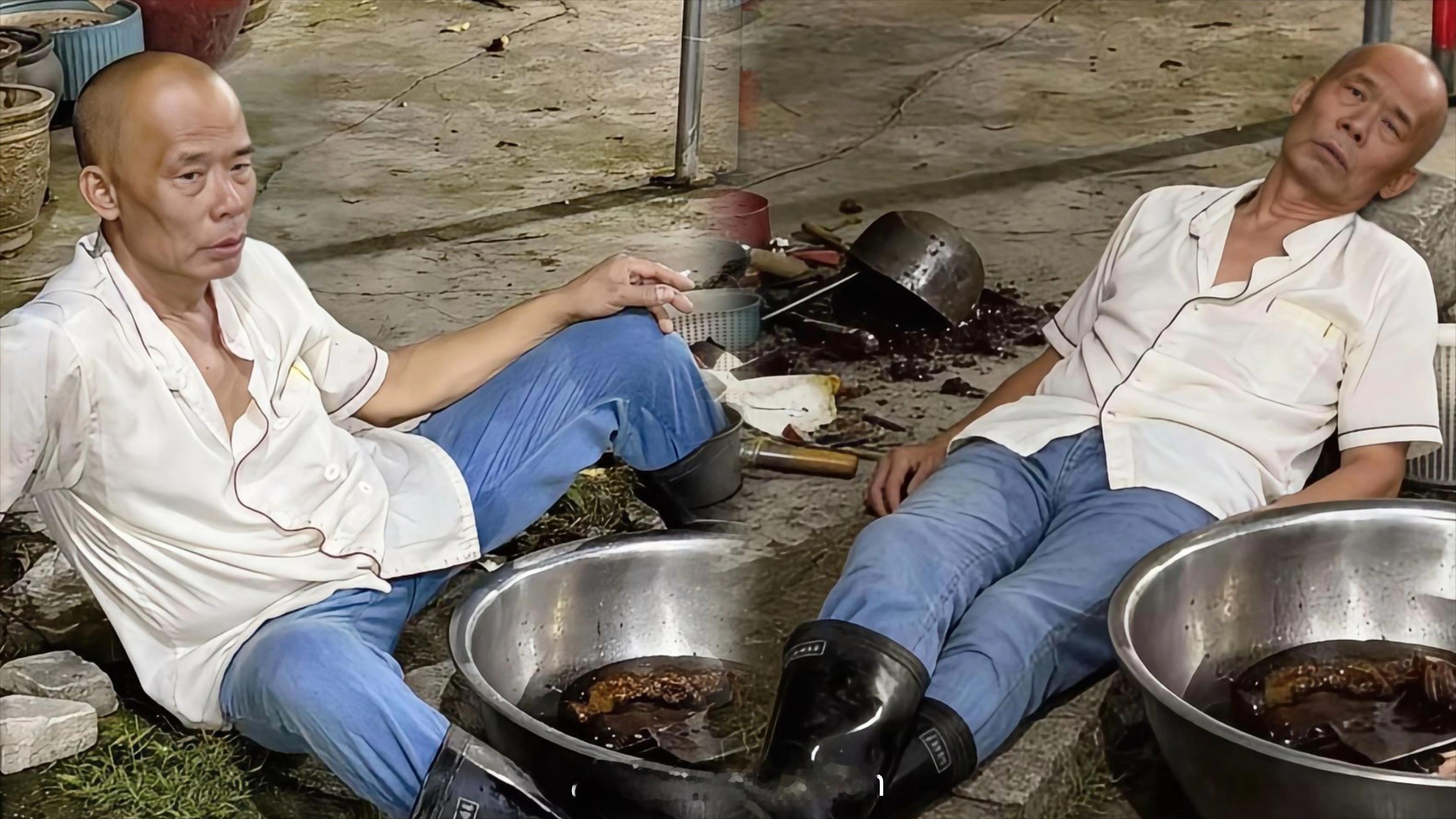 莫氏鸡煲爆火帮工一周就扛不住了 哇，我在某音某书上面刷到很多香港明星都驱车去佛山