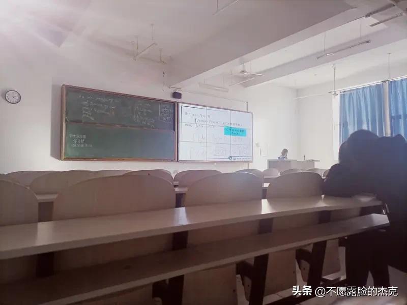教育反思录（922）
李老师找我调课
我会问哪一节
然后问还哪一节
别不好意思