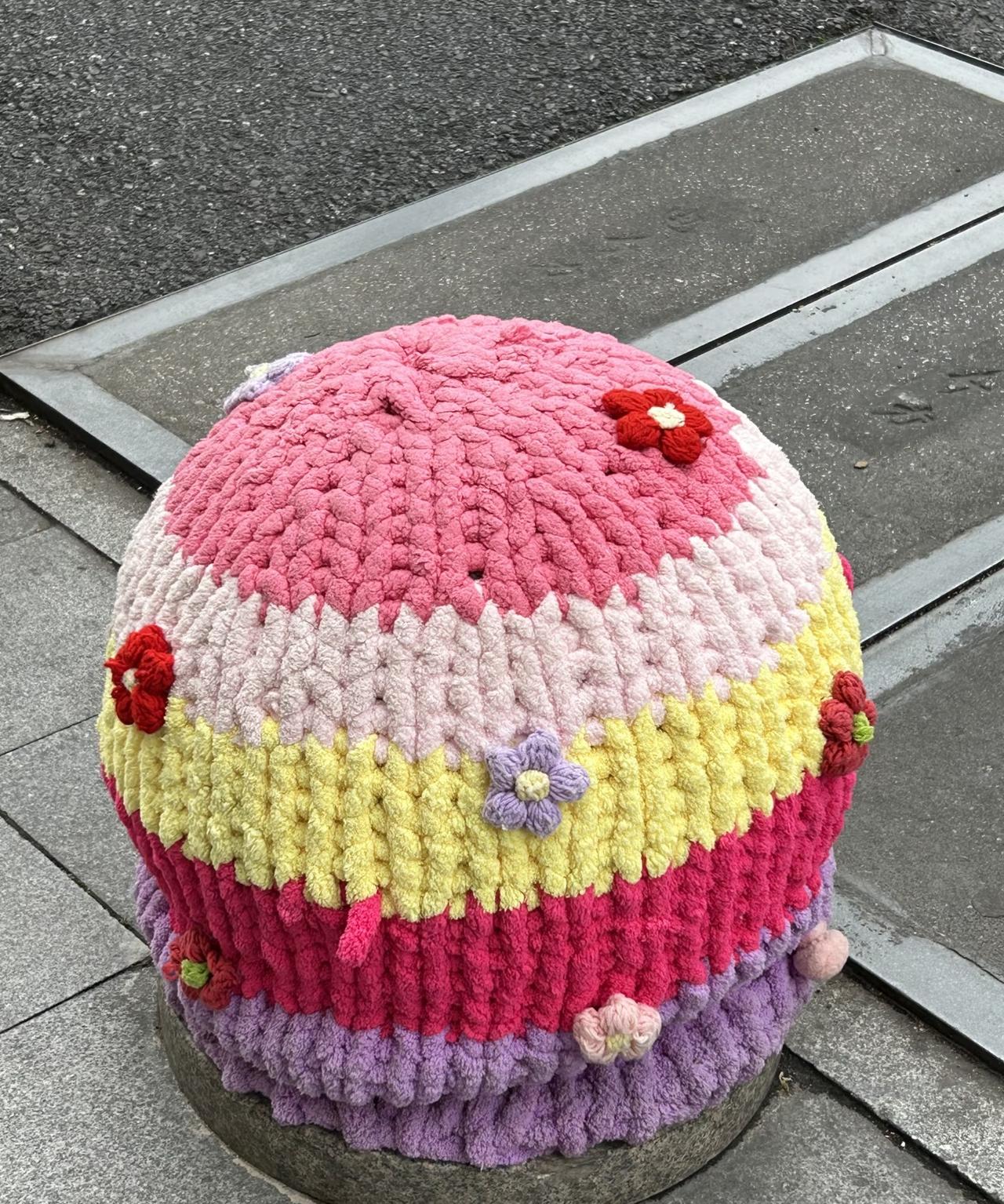 杭州真是太有才太有爱心了，给路边的圆墩子穿上了漂亮的新衣服。
如此一来，整个街道