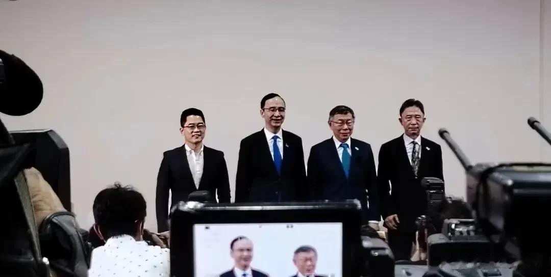 蓝白协商达成四点共识，朱立伦喊话“一党独大的时代结束了”。所谓多极民主是一种乌托
