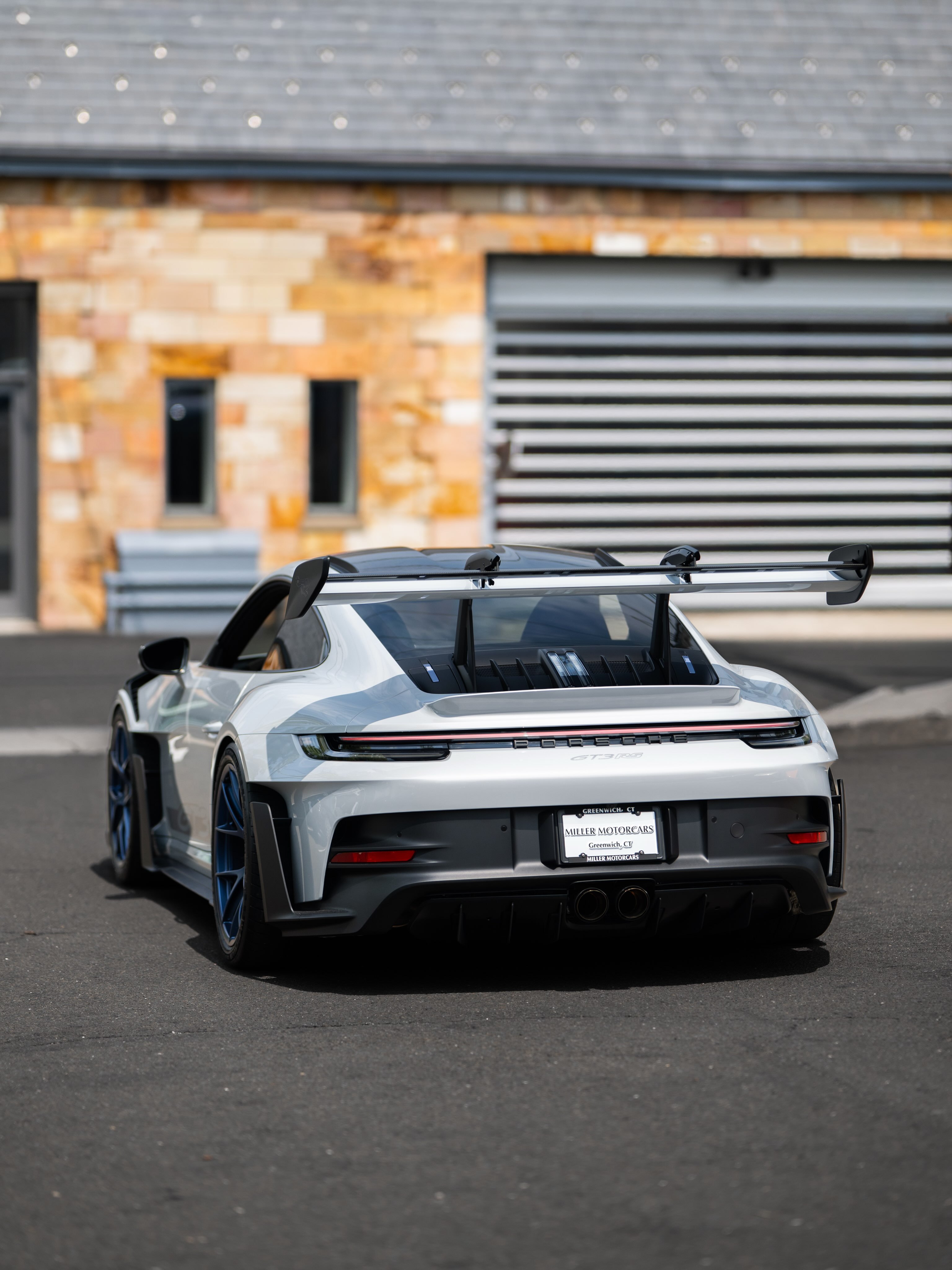 2024款保时捷911 GT3 RS，车身采用冰晶金属灰车漆，选配魏斯阿赫套件与