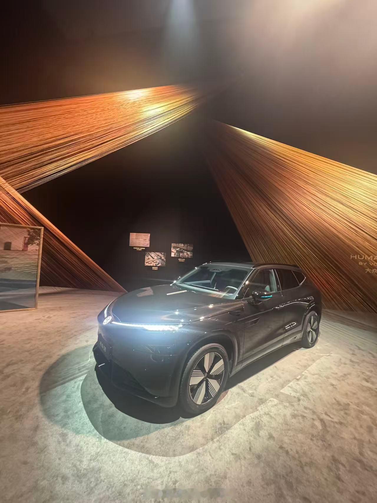 与众08上市现场，选在了深圳。不得不说还是很有大众的机械感和德味的精致感的。这款