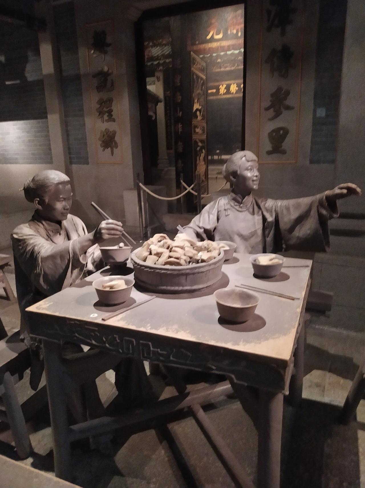 这是博物馆的塑像，是广东盆菜，我就想不出这两个妇女能吃一大盆肉。