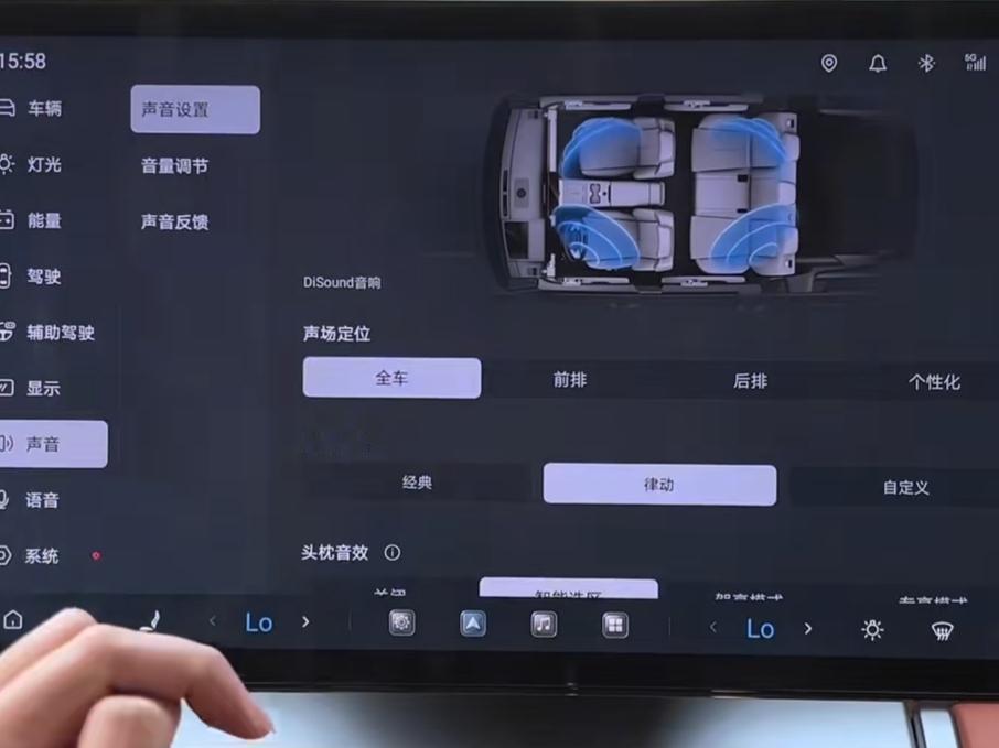 打开手机方程豹APP，下滑找到更多功能，点开锁车音效，输密码就能切换默认声音，也