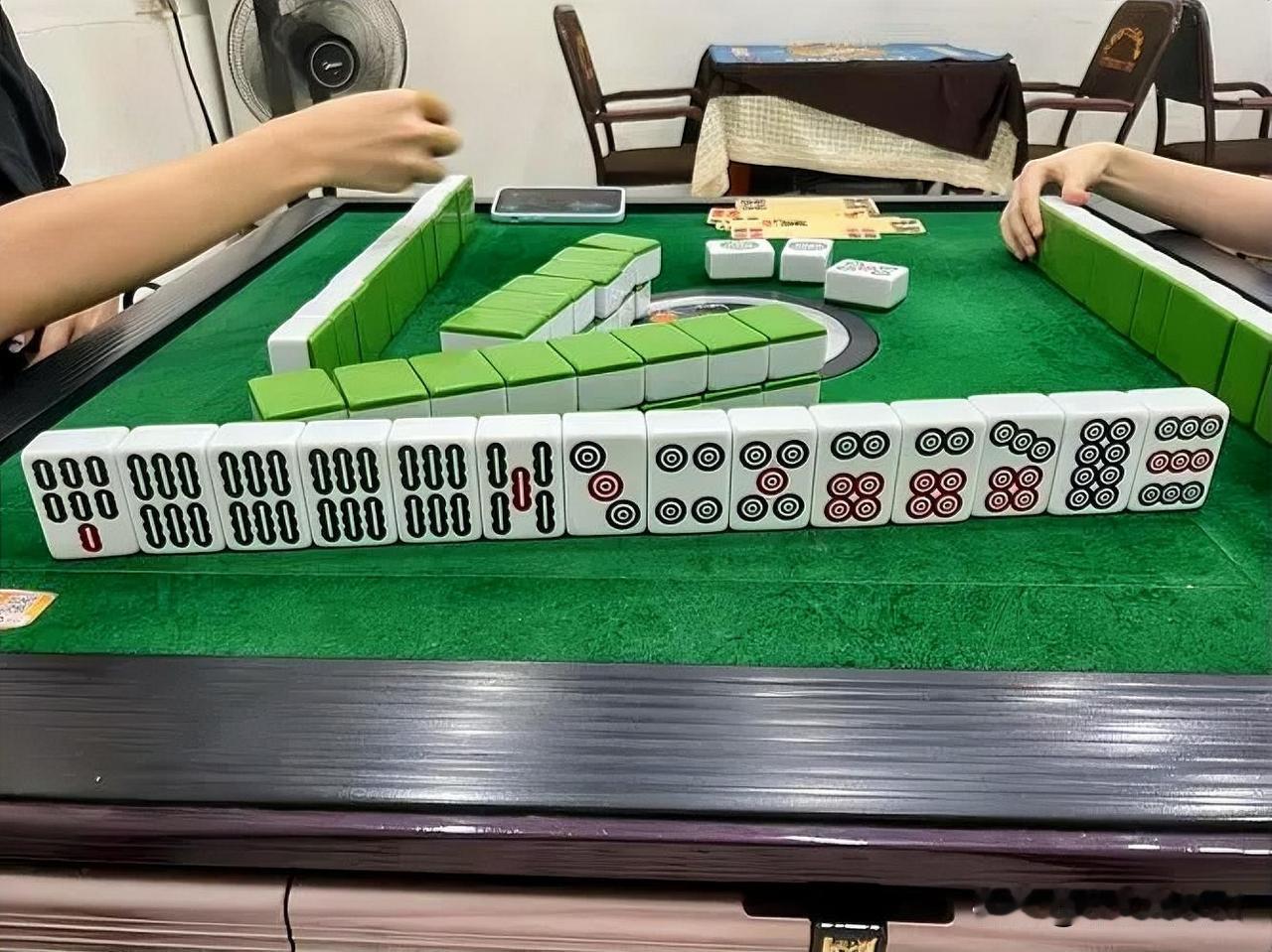 打麻将最烦遇见哪种人?
打麻将最烦下列几种人：
喋喋不休的人，嘴里总在说，什么“
