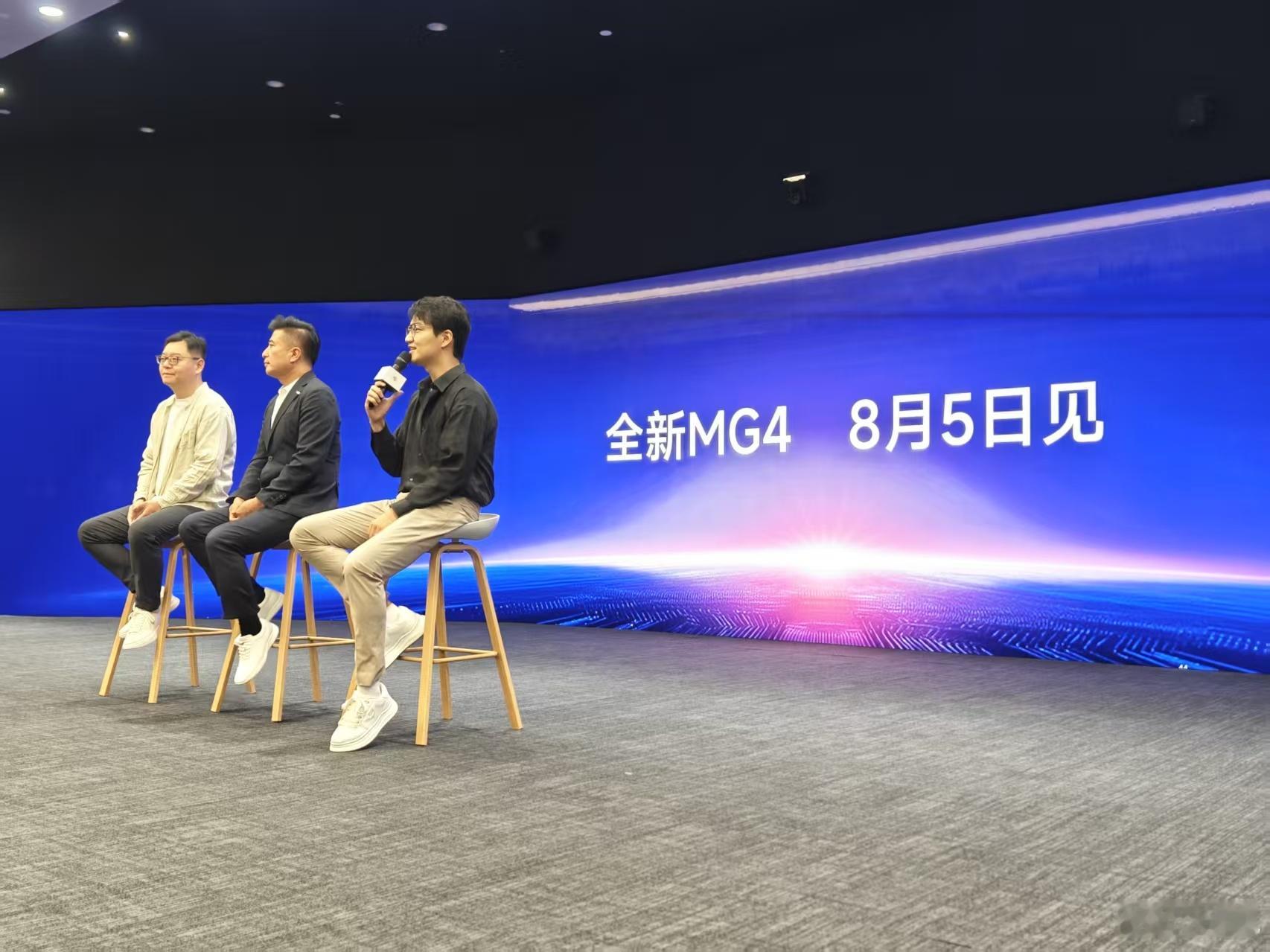 MG品牌事业部总经理陈萃提前爆料，MG4高配车型会搭载半固态电池，电解液占比仅5