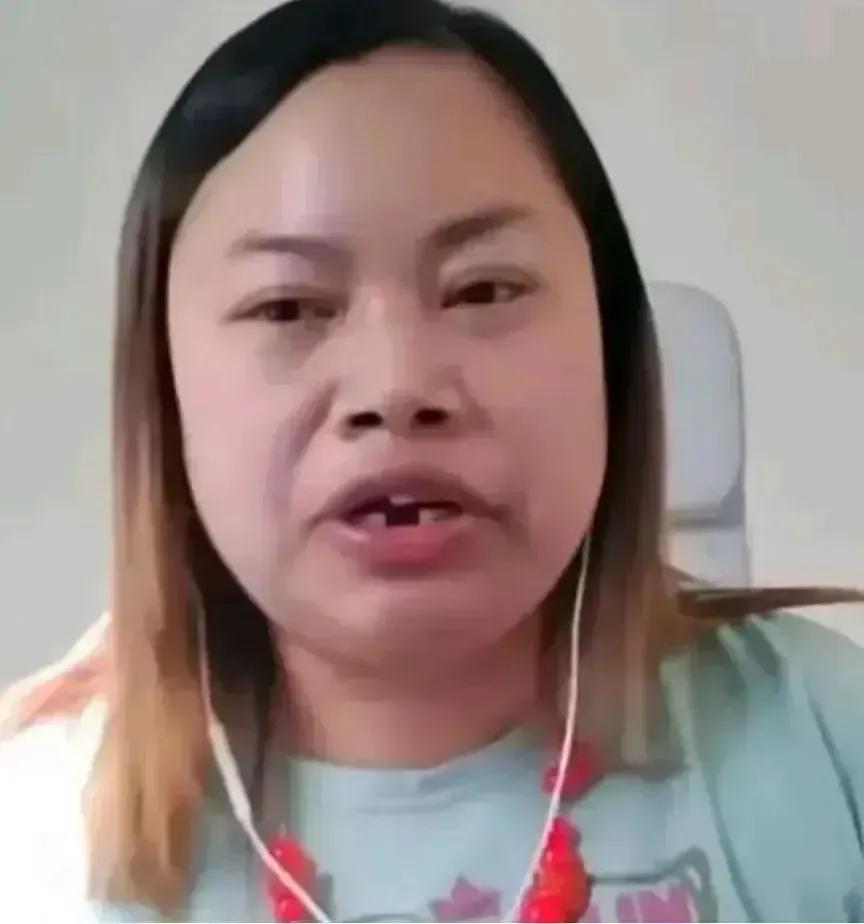 最近看到凤姐出来，牙掉了，胖了不少，但皮肤好了，白的透亮没有皱纹，有三个疑问：
