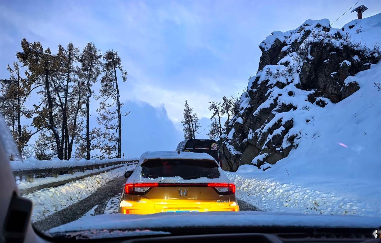 下雪天智能驾驶表现如何超级车主 以前的车“怕”雪，现在的车在“驯”雪❄️。通过自