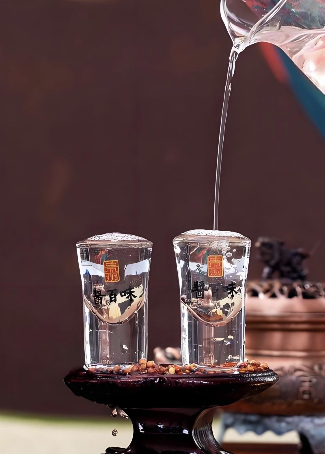 下联“美酒千杯醉英雄”我填上联“清茶一盏醒名士”。
“清茶”对应“美酒”，都是饮