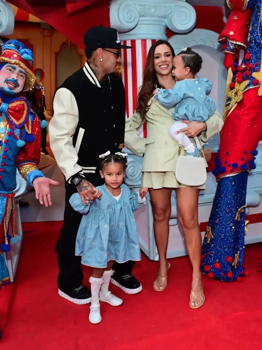 neymar[超话] 内马尔和家人出席蒂亚吉尼奥与卡罗尔的儿子（巴西网红家庭）本
