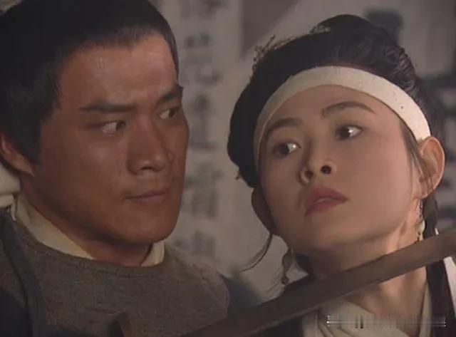 武松杀潘金莲为何要先扯开她的胸衣？

是因为好色么？毕竟武二后面有调戏孙二娘的桥