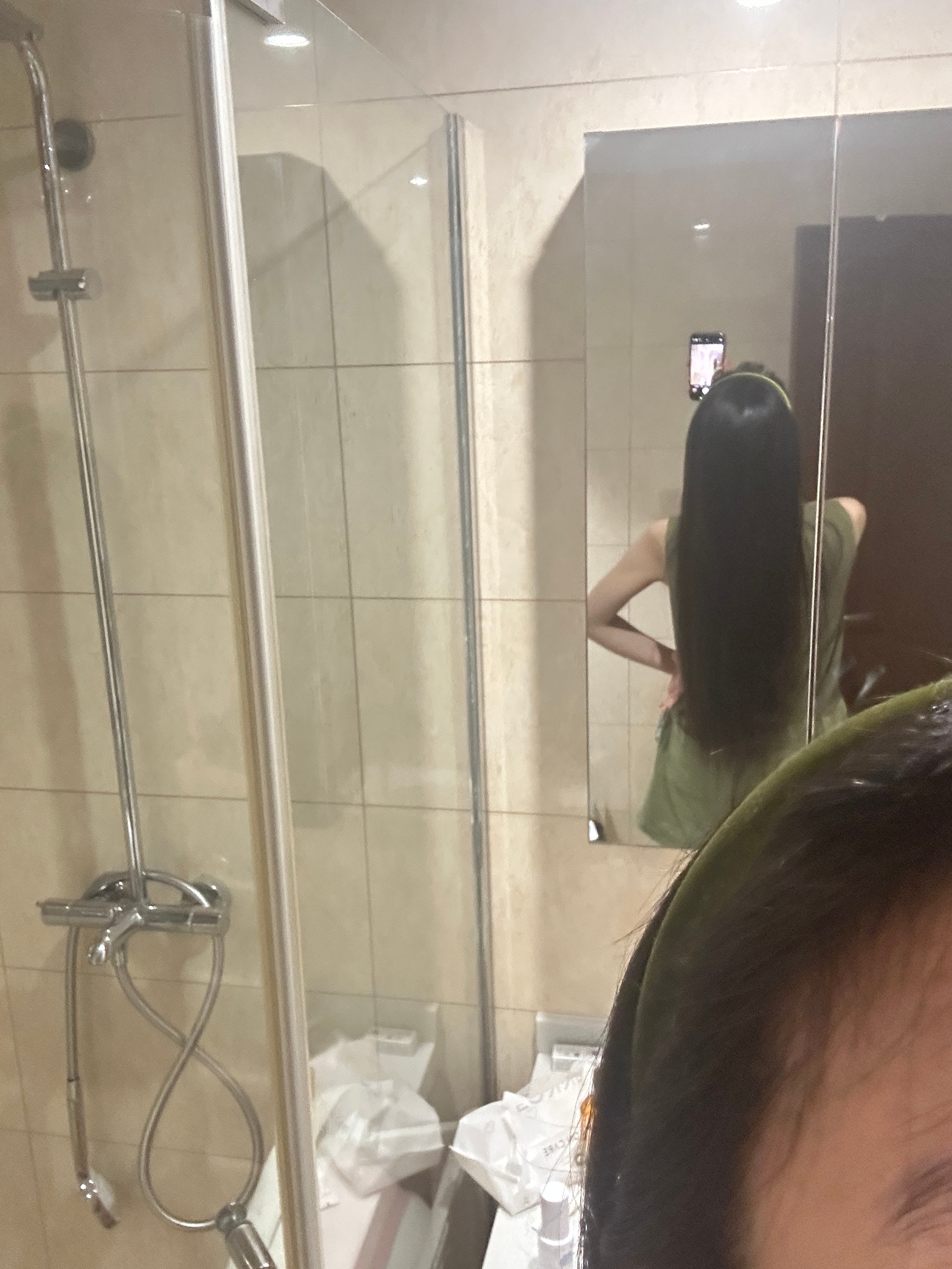 我再也不剪短发了！我要那种乌黑亮丽到腰的长头发！为了长头发我可以早睡！ 