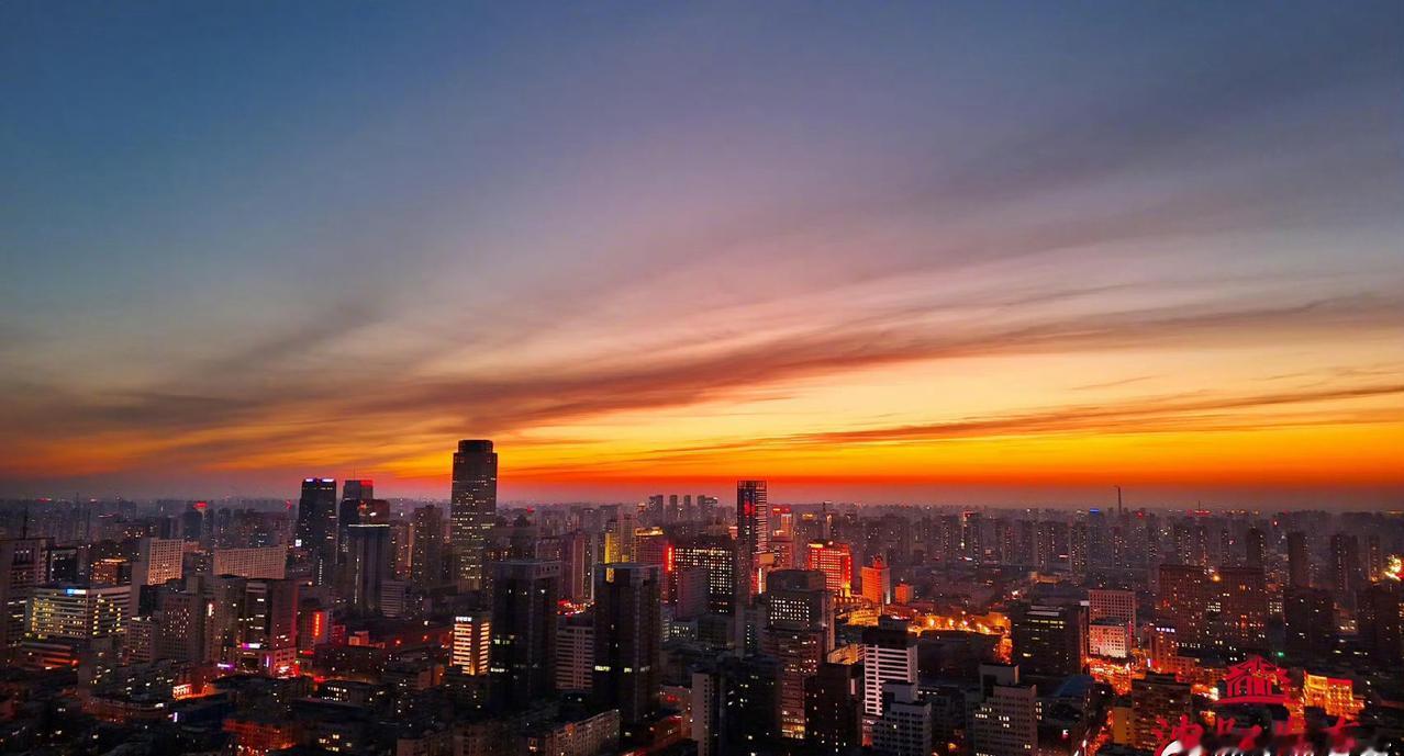 晚霞如画醉人间】早春，傍晚时分，夕阳缓缓西沉，为沈城披上一层温暖鎏金。天际被晕染
