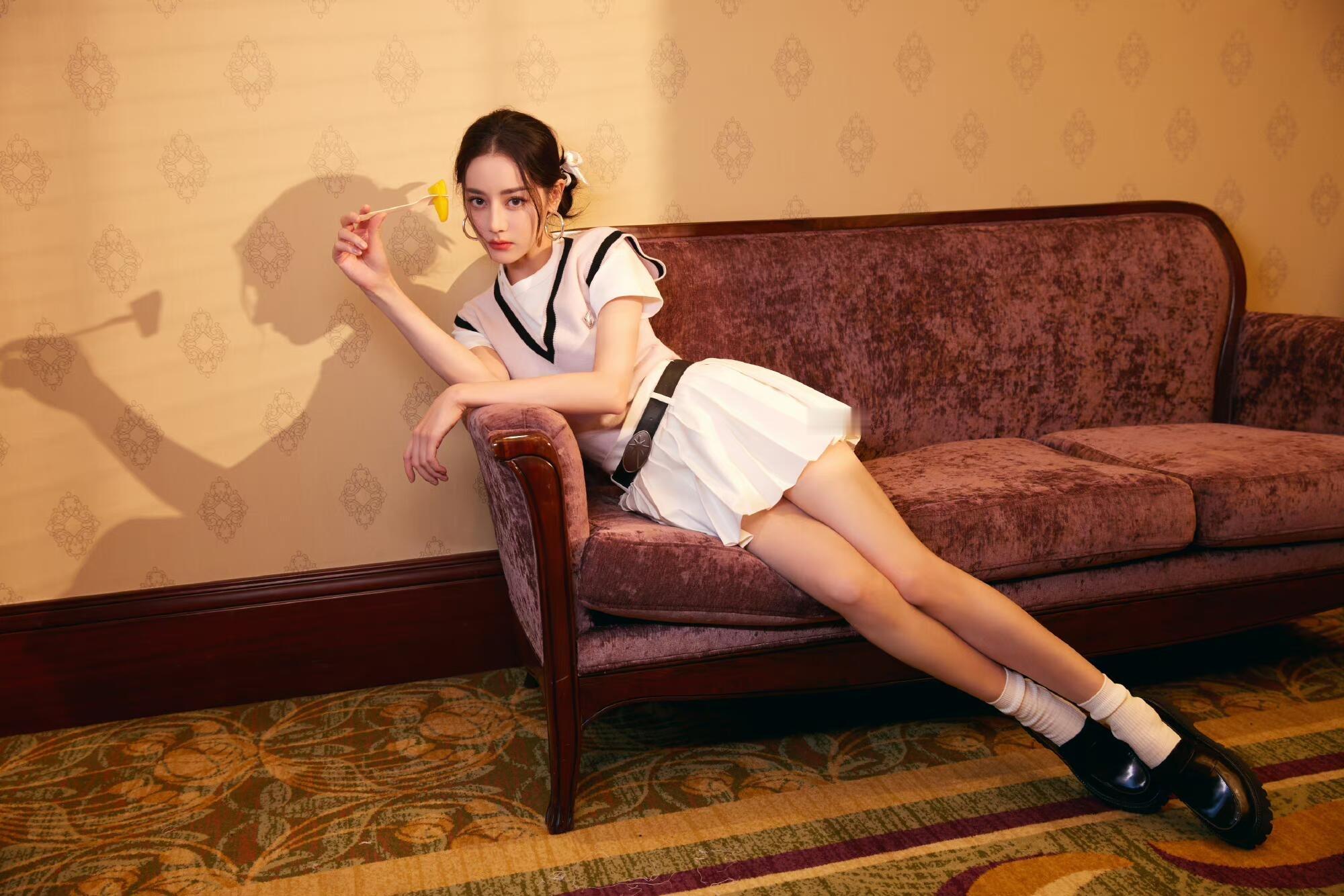 迪丽热巴腿部肌肉线条师兄认为，热巴的腿还是非常可以的。 